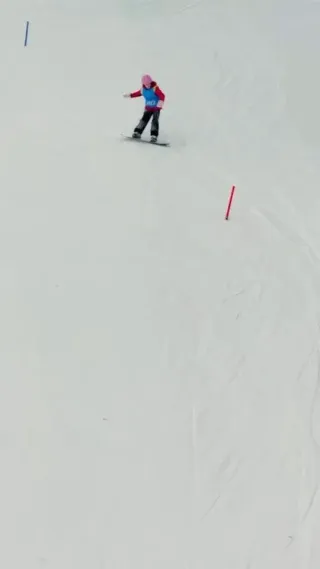 Huge congratulations to Skylar from Primary 3 for her outstanding performance at the NSAA schools snowboarding race on Monday in Manchester. Skylar rocketed down the slope with great ease, picking up a silver medal! 🥈Well done indeed Skylar, we are ever so proud you 🏂💙